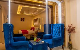 Aman Continental With Restaurant - 5Mins From Connaught Place ,Railway Station & Metro